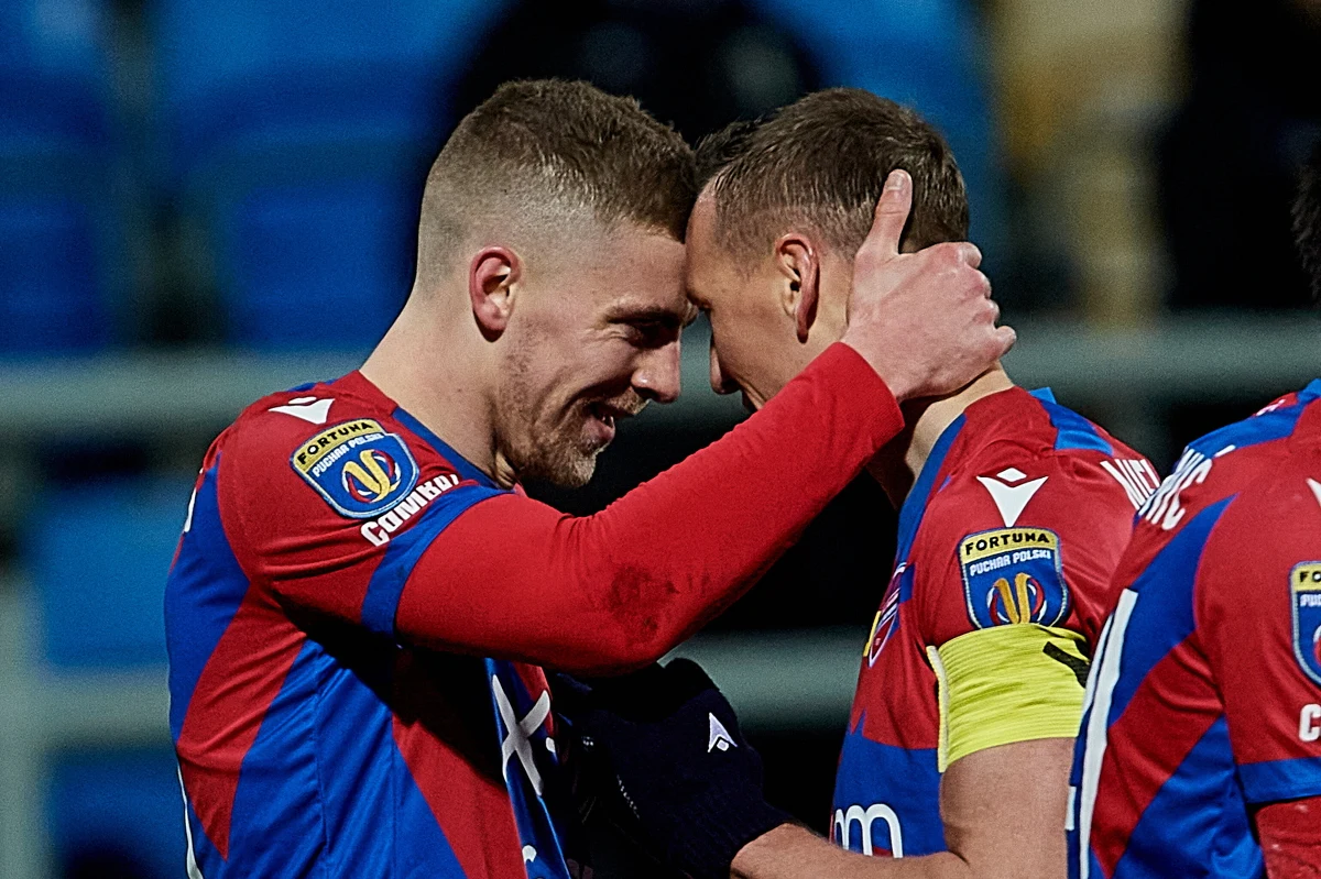 Raków Częstochowa zagra z Legią Warszawa, a Olimpia Grudziądz zmierzy się z Lechem Poznań w półfinałowych parach piłkarskiego Pucharu Polski.