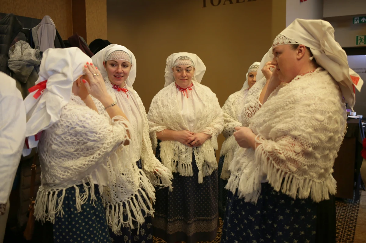 Koronczarki z Koniakowa heklują ukraińską flagę z niebieskiego i żółtego kordonka. Wzór na serwecie tradycyjnie stanowią kwiaty. Ta koronka, to znak naszej solidarności i wsparcia - mówi szefowa Centrum Koronki Koniakowskiej.