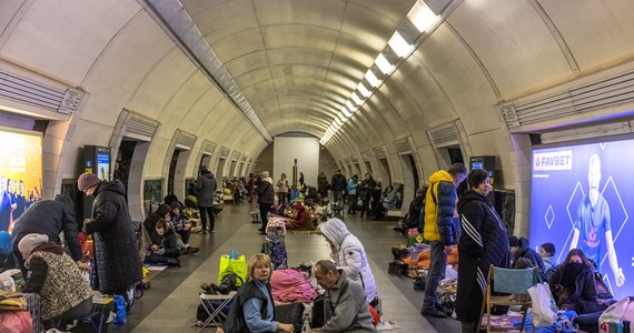 Mer Kijowa Witalij Kliczko nie zapomina o tych, którzy przed nalotami szukają schronienia w podziemiach metra. Na stałe na stacjach mieszka tam około 15 tysięcy ludzi.