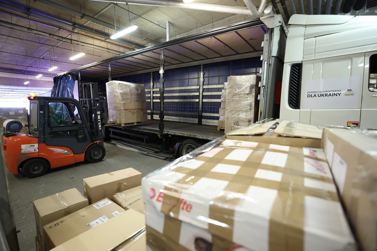 W piątek, 4 marca, pierwszy transport 30 palet z darami wyruszył w drogę z Gdańska na granicę z Ukrainą. To artykuły przekazane przez mieszkanki i mieszkańców, firmy prywatne, aktywistów i organizacje pozarządowe.