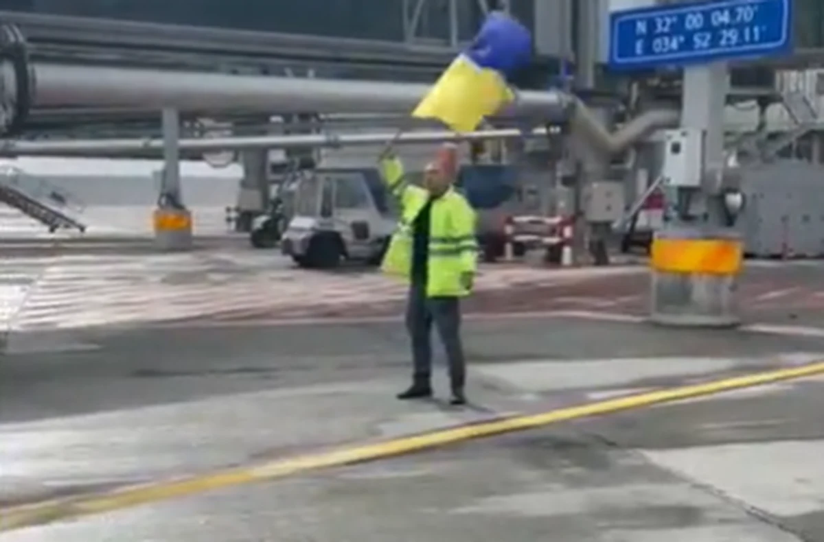 Rosyjski samolot, który wylądował w Izraelu, ofiarą „trollingu” pracownika obsługi naziemnej lotniska w Tel Awiwie. Kierował nim używając… ukraińskiej flagi.