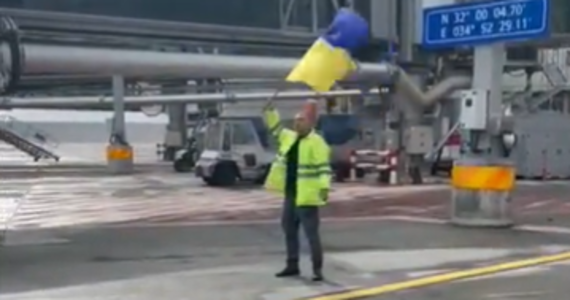 Rosyjski samolot, który wylądował w Izraelu, ofiarą „trollingu” pracownika obsługi naziemnej lotniska w Tel Awiwie. Kierował nim używając… ukraińskiej flagi.