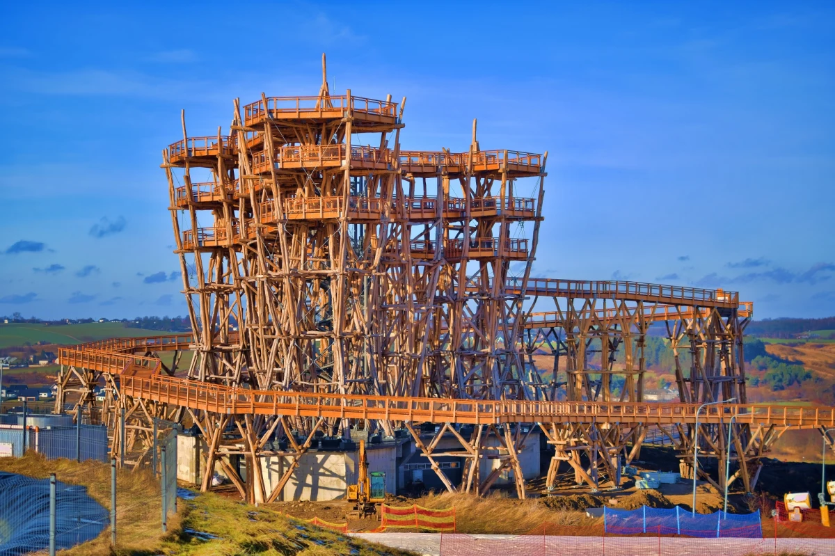 W Kurzętniku (woj. warmińsko-mazurskie) otwarto nową atrakcję turystyczną – mowa o drewnianej wieży widokowej. Aby wejść na platformę widokową trzeba przejść około 10 tysięcy kroków po pomostach i pochylniach. 