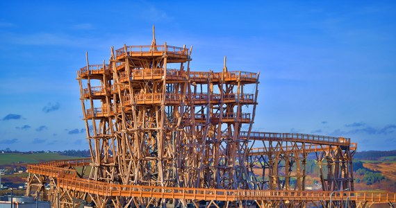 W Kurzętniku (woj. warmińsko-mazurskie) otwarto nową atrakcję turystyczną – mowa o drewnianej wieży widokowej. Aby wejść na platformę widokową trzeba przejść około 10 tysięcy kroków po pomostach i pochylniach. 