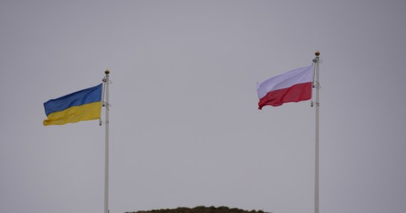 Na Kopcu Kościuszki w Krakowie obok polskiej flagi pojawiła się flaga Ukrainy. Ukraińcy będą też mogli zwiedzać Muzeum Kościuszkowskie i wejść na Kopiec za darmo. "Komitet Kopca Kościuszki nie mógł dać jakiegoś wyraźniejszego sygnału, że jest solidarny z narodem ukraińskim" – mówi prof. Mieczysław Rokosz, prezes Komitetu Kopca Kościuszki.