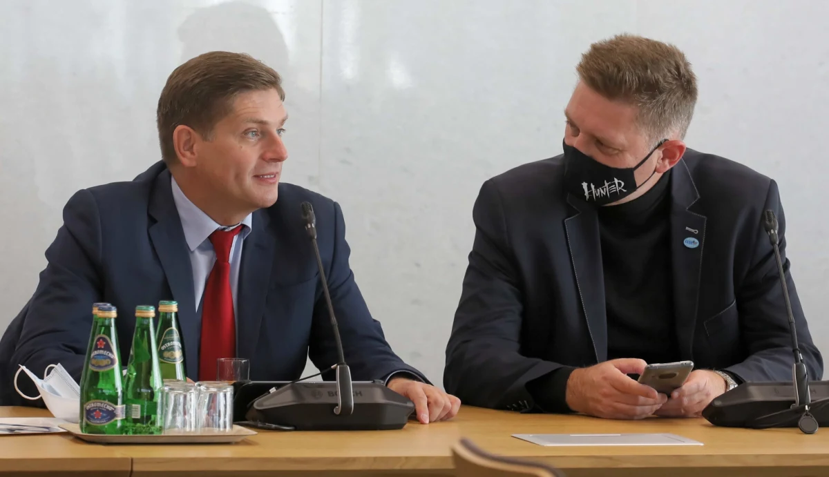 "Nie chodzi o to, żebyśmy użyli wojsk NATO-wskich do pomocy Ukrainie, bo to nierealne, niemożliwe. Mogłoby to doprowadzić rzeczywiście do wybuchu III wojny światowej, do niesamowitej eskalacji konfliktu" - powiedział były wiceminister obrony narodowej Bartosz Kownacki, gość Krzysztofa Ziemca w RMF FM. Podobnego zdania był Andrzej Rozenek, poseł PPS, członek sejmowej Komisji Obrony Narodowej, który podkreślał, że należy przestrzegać prawa międzynarodowego, ponieważ "musimy się czymś różnić od tych bandytów.