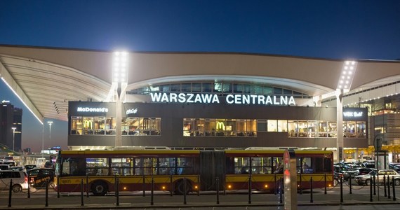 Nowy punkt informacyjny dla obywateli Ukrainy działa w hali głównej Dworca Centralnego w Warszawie. Zastąpił stanowisko, które zostało zamknięte w Pałacu Kultury. 