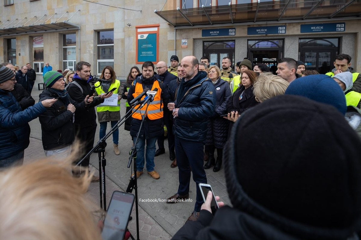 Prezydent Rzeszowa Konrad Fijołek dziś na konferencji prasowej podkreślił, że dworzec PKP, w którym działa punkt recepcyjny dla uchodźców z Ukrainy, stał się symbolem tego, co dzieje się w mieście od ośmiu dni. Według szacunków do Rzeszowa od początku wojny przyjechało ok. 100 tys. osób.