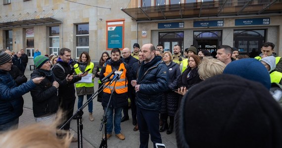 Prezydent Rzeszowa Konrad Fijołek dziś na konferencji prasowej podkreślił, że dworzec PKP, w którym działa punkt recepcyjny dla uchodźców z Ukrainy, stał się symbolem tego, co dzieje się w mieście od ośmiu dni. Według szacunków do Rzeszowa od początku wojny przyjechało ok. 100 tys. osób.