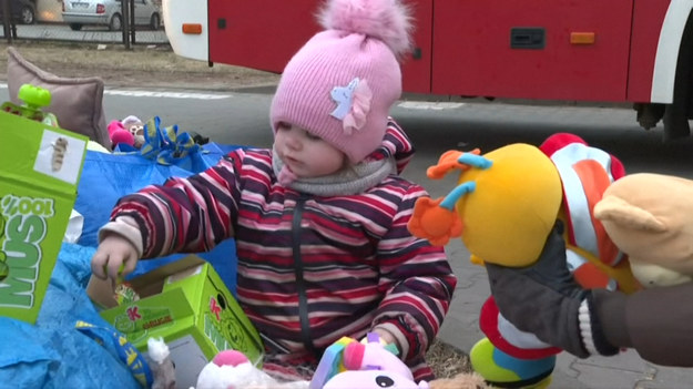 W Przemyślu, na granicy polsko-ukraińskiej, wolontariusze rozdali zabawki ukraińskim dzieciom, uciekającym przed rosyjską inwazją. Wysoki Komisarz Narodów Zjednoczonych ds. Uchodźców szacuje, że do tej pory z konfliktu na Ukrainie uciekło ponad milion osób.