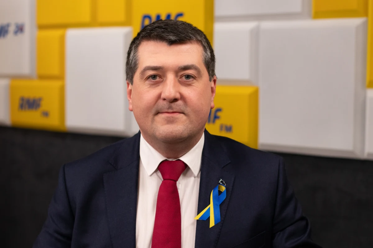 "Patrząc na to realnie, co zagraża Polsce, nie można powiedzieć, że to jest jakiś istotny ekonomiczny problem" - mówił w Popołudniowej rozmowie w RMF FM prezes Banku Pekao S.A. Leszek Skiba, pytany o to, jakie konsekwencje dla polskiej gospodarki może mieć rosyjska inwazja na Ukrainę. "W najbliższym czasie inflacja zamiast spadać pewnie się przez jakiś czas utrzyma - do połowy roku. Droższa energia, droższe paliwo i oczywiście osłabienie złotego" - wyliczał. "Scenariusz powrotu do normalności mimo tragedii utrzymującej się na Ukrainie też jest możliwy. Warto pamiętać, że inflacja ma charakter roczny - jeśli w tym roku ceny wzrosną to one prawdopodobnie już nie wzrosną w 2023 r. Mówimy o wydarzeniach, które powinny zamknąć się w roku bieżącym. Najpóźniej 2023 r. już powinien być lepszy" - zastrzegł. 
