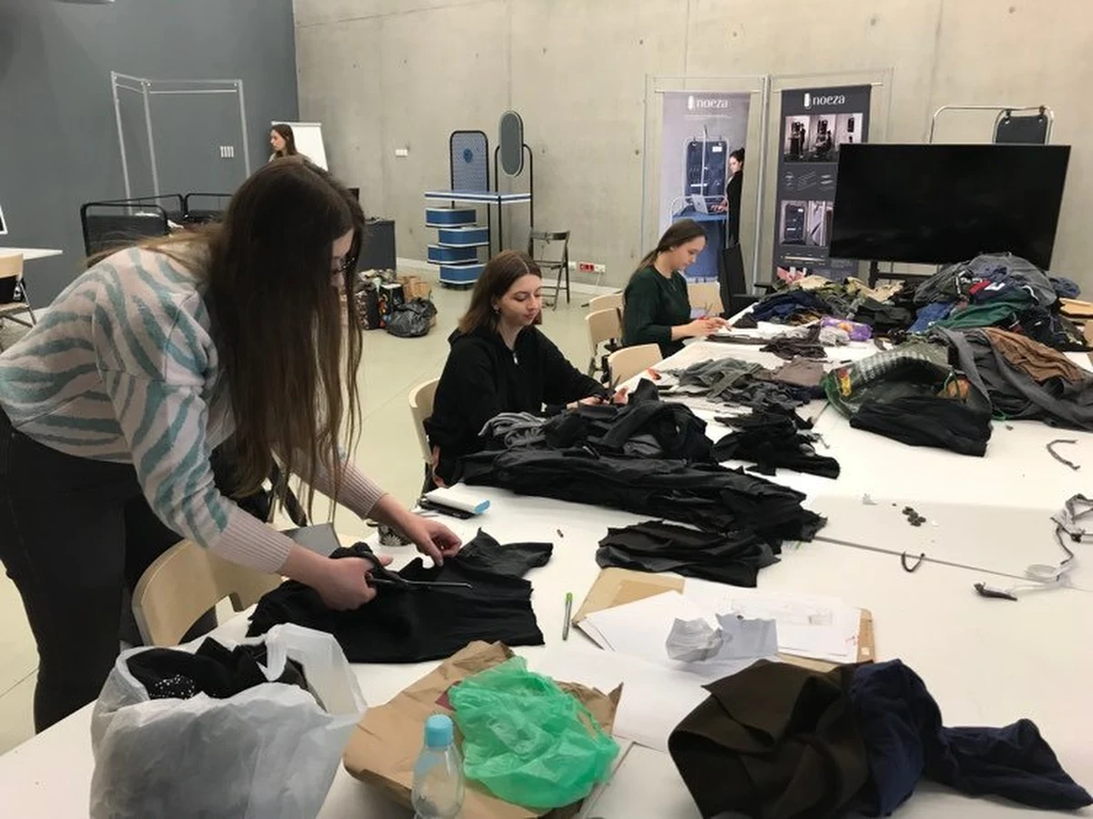 Studenci Akademii Sztuk Pięknych z Wrocławia także pomagają Ukrainie. Plotą siatki maskujące dla wojska. Pierwsze trafiły już do naszych sąsiadów walczących z rosyjską agresją. 