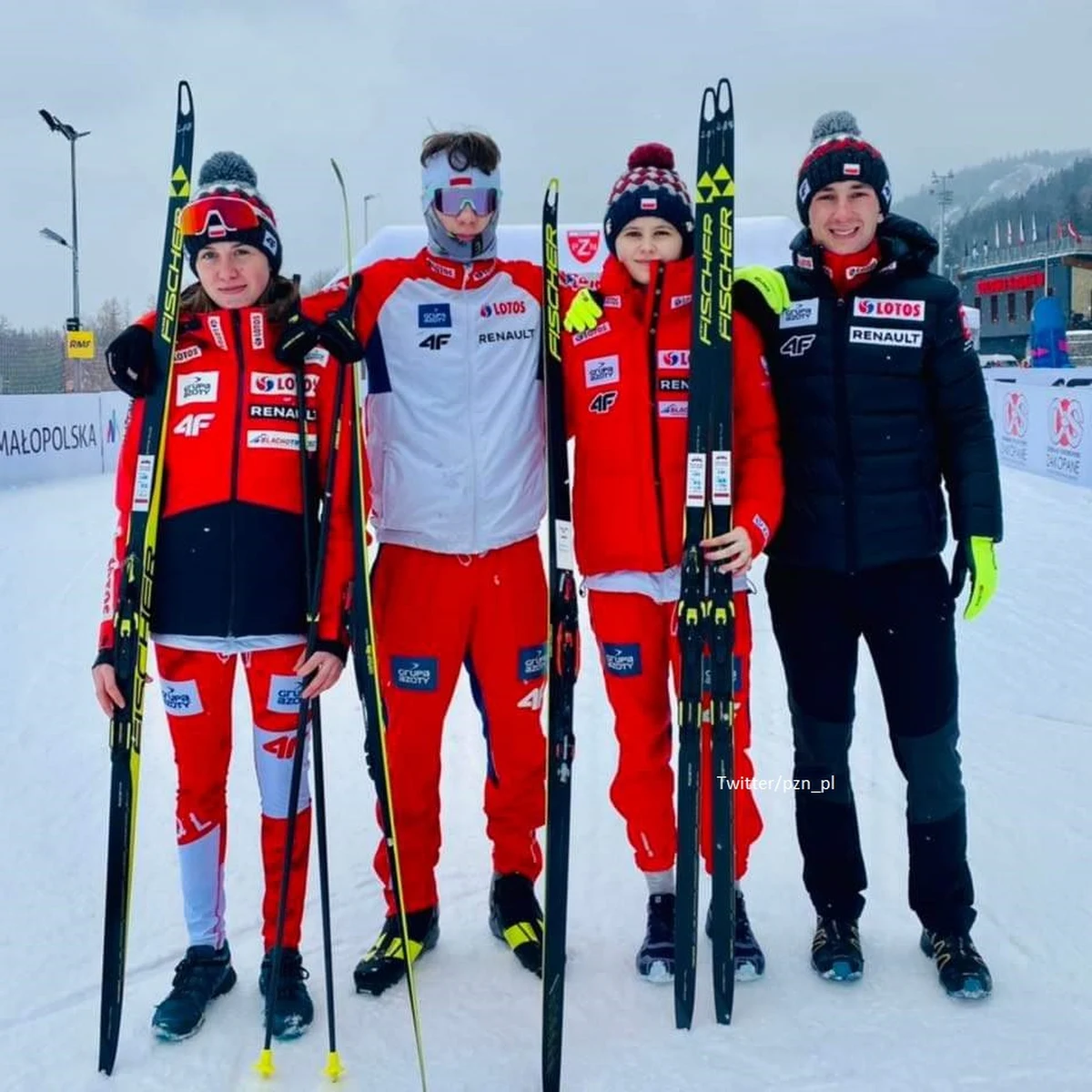 Niemcy wygrali konkurs drużyn mieszanych kombinacji norweskiej rozegrany dziś w Zakopanem w ramach mistrzostw świata juniorów w narciarstwie klasycznym. Polacy zajęli ósme miejsce.