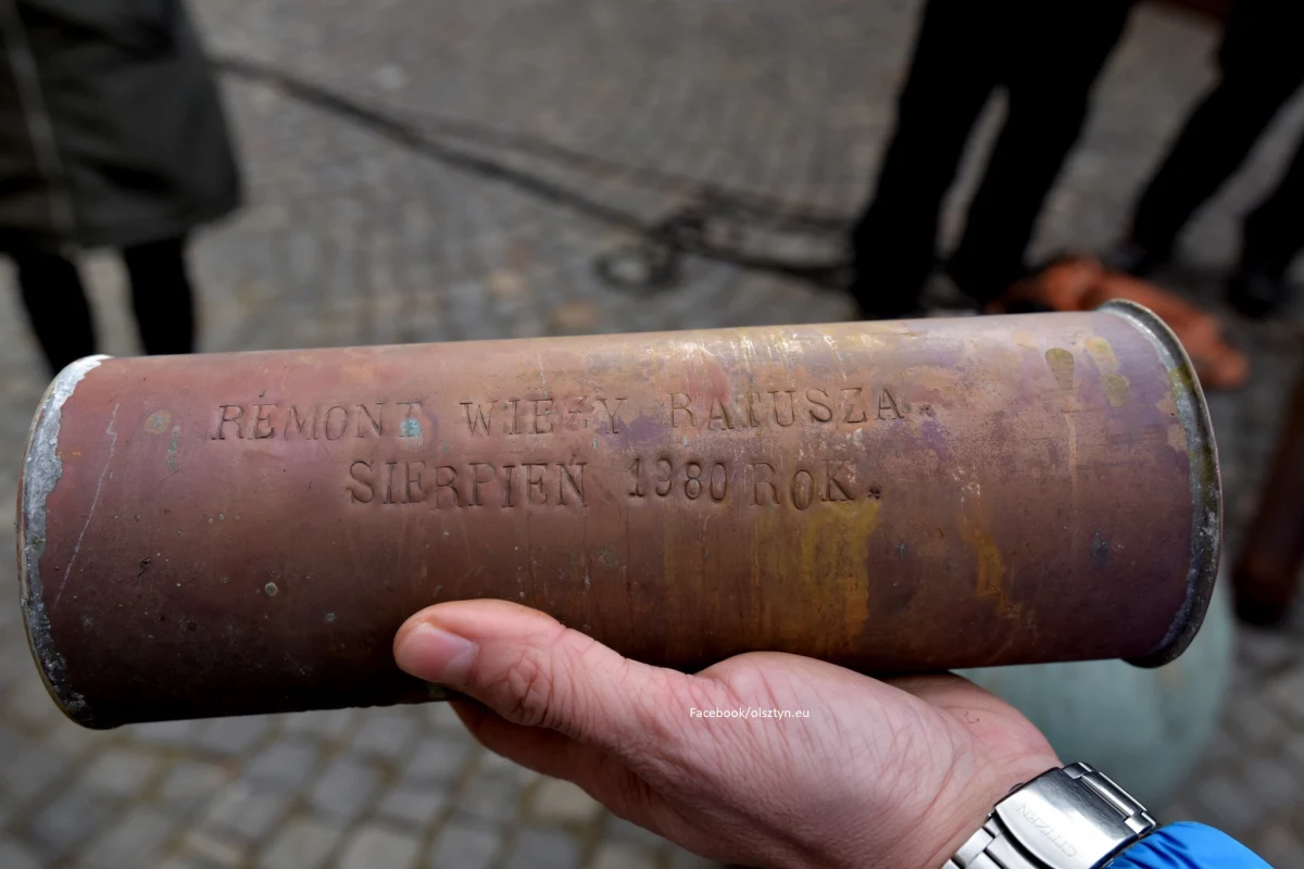 Ze szczytu wieży olsztyńskiego ratusza udało się zdjąć przekrzywioną wiatrownicę w kształcie kuli. Wewnątrz odnaleziono kapsułę czasu z sierpnia 1980 roku.