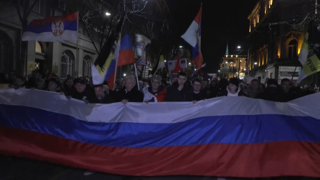 Około tysiąca Serbów zgromadziło się w Belgradzie na rzecz rosyjskiej inwazji na Ukrainę.