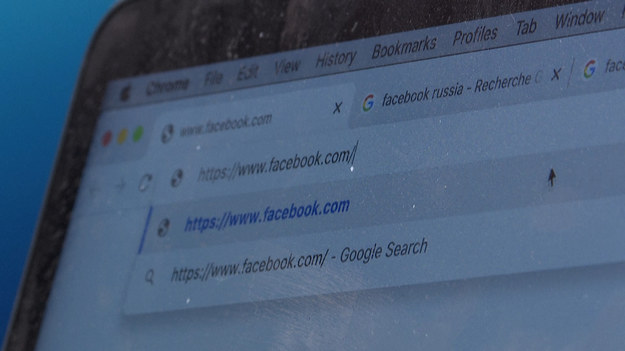 Rosyjski urząd regulacji mediów twierdzi, że zablokował giganta mediów społecznościowych w tym kraju. „4 marca 2022 r. podjęto decyzję o zablokowaniu dostępu do Facebooka (należącego do firmy Meta) na terytorium Federacji Rosyjskiej” – powiedział Roskomnadzor, powołując się na „26 przypadków dyskryminacji wobec rosyjskich mediów” przez Facebooka.