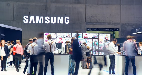 Samsung Electronics zawiesił wysyłkę produktów do Rosji w reakcji na "rozwój sytuacji geopolitycznej" - poinformowała agencja Bloomberg. Południowokoreański koncern dołączył do coraz liczniejszego grona międzynarodowych firm, które wycofały się z handlu z Rosją po jej inwazji na Ukrainę.