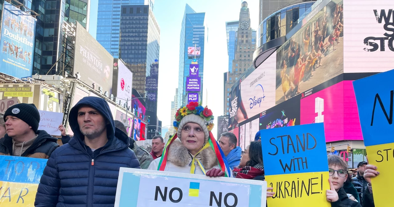 Protest w Nowym Jorku przeciwko inwazji Rosji na Ukrainę