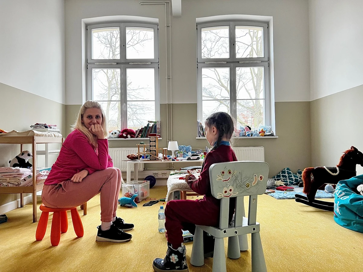 Wojna na Ukrainie zmusza setki tysięcy mieszkańców tego kraju do ucieczki. Wiele osób znajduje schronienie w Sopocie. Aby skoordynować działania pomocowe i udzielić uchodźcom jak najlepszego wsparcia miasto stworzyło Centrum Wsparcia Ukrainy.