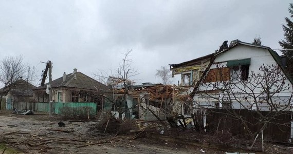 Rosyjska artyleria i lotnictwo obracają w ruinę ukraińskie miasta w obwodzie ługańskim - ogłosił szef władz obwodowych Serhij Hajdaj. Jak dodał, dwie osoby zginęły, a osiem zostało rannych w ostrzale osiedli mieszkaniowych w Siewierdoniecku. Z kolei w obwodzie czernihowskim zginęło 17 osób, a 13 zostało rannych.