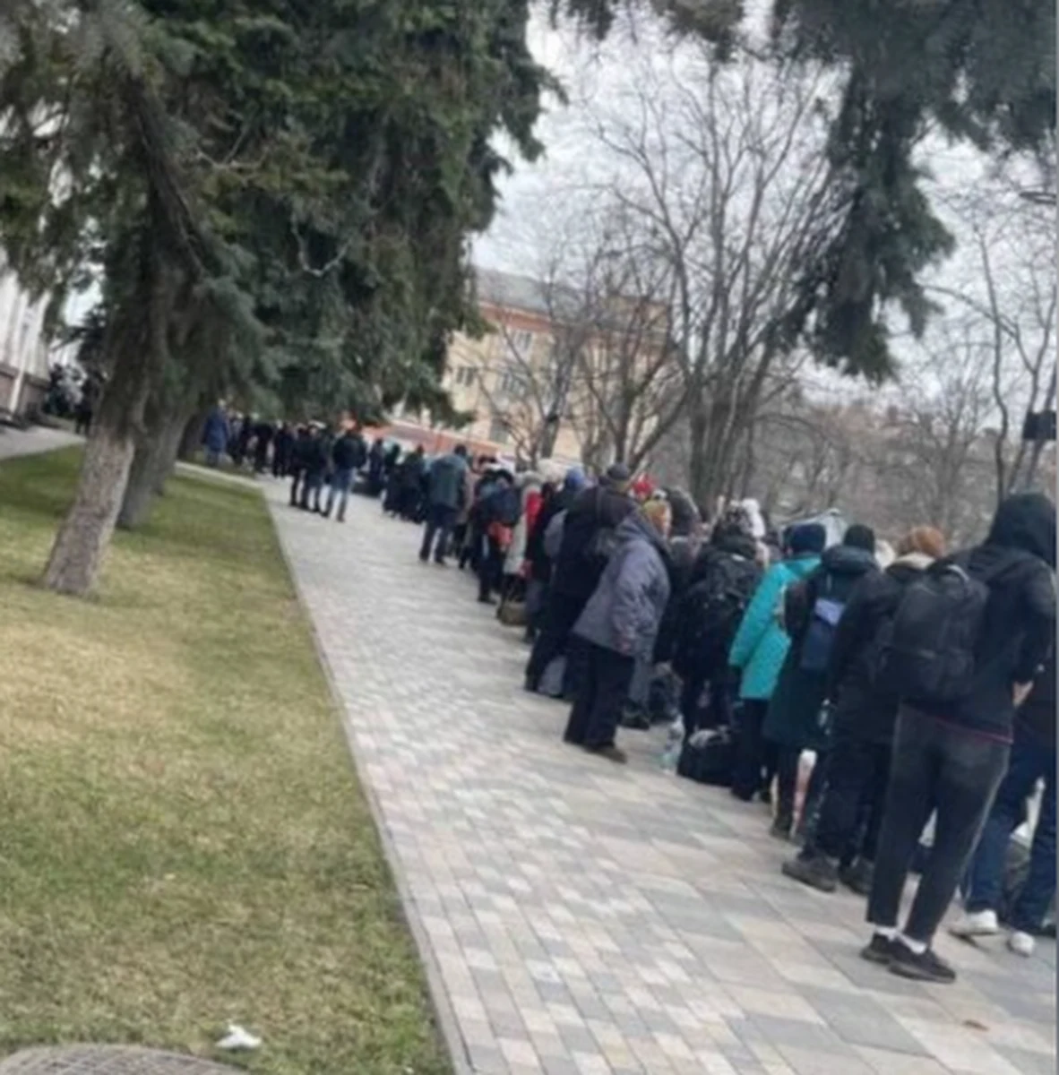 Ewakuacja ludności cywilnej z Mariupola i okolic została zawieszona - poinformował ukraiński parlament. Powodem jest łamanie zawieszenia broni przez Rosjan. Pierwotnie korytarze humanitarne miały być otwarte do godz. 16 czasu lokalnego. 