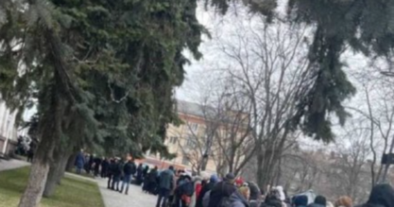 Ewakuacja ludności cywilnej z Mariupola i okolic została zawieszona - poinformował ukraiński parlament. Powodem jest łamanie zawieszenia broni przez Rosjan. Pierwotnie korytarze humanitarne miały być otwarte do godz. 16 czasu lokalnego. 