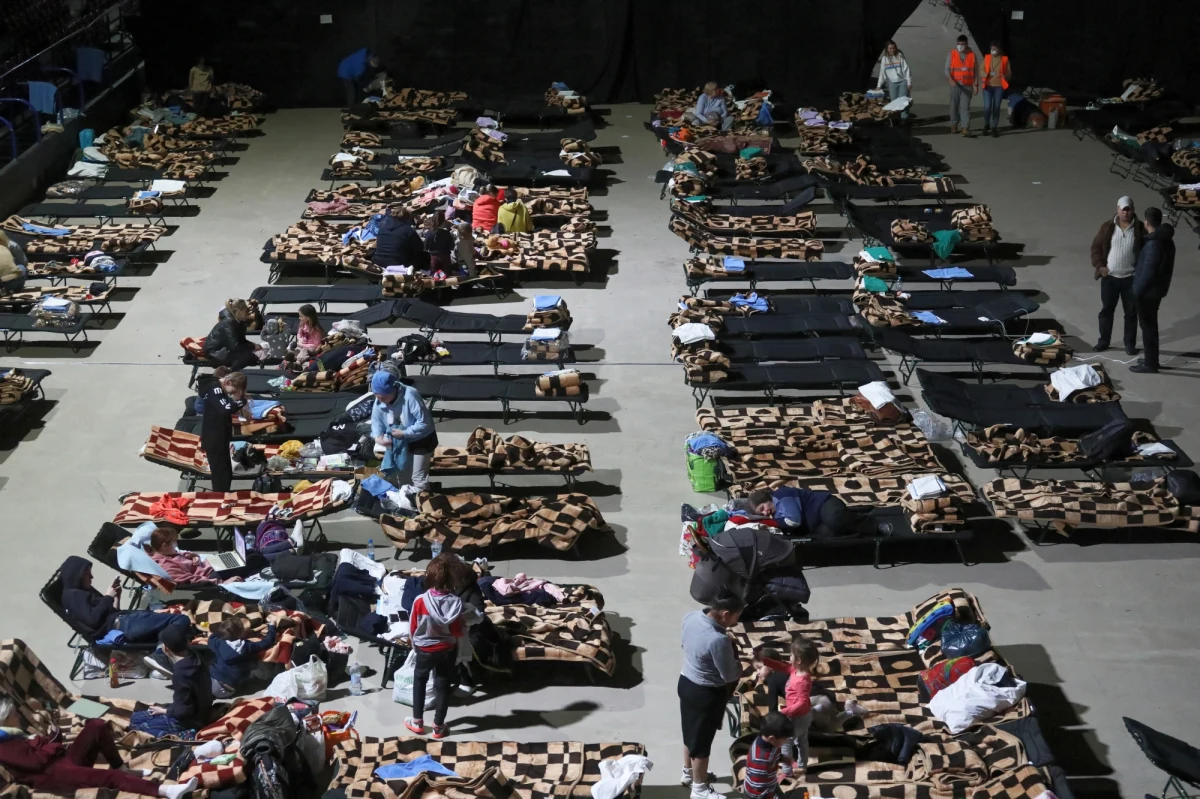 "Tylko w piątek Warszawa udzieliła pomocy niemal 6,5 tysiącom uchodźców z Ukrainy, a w miejscach pobytowych, tylko w jeden dzień, w piątek udzieliliśmy pomocy kolejnym 670 osobom" - poinformował prezydent Warszawy Rafał Trzaskowski. "Warszawiacy zaoferowali już około 4 tys. miejsc w swoich domach" - dodał.