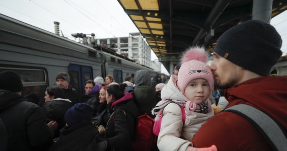 „Ten projekt to przełom w spojrzeniu na problem uchodźców. Zapewnia im opiekę socjalną, oświatową, medyczną, zapewnia im prawo do pracy. Jest to przełom, ja bym powiedział, nawet na skalę europejską” – mówi w rozmowie z RMF FM Jacek Karnowski, prezydent Sopotu, który brał udział w konsultacjach dotyczących specustawy o pomocy obywatelom Ukrainy. Jego zdaniem, nowe prawo powinno zapewniać lepsze traktowanie także innych uchodźców wojennych, zwłaszcza z Białorusi i Afganistanu. O ewentualnych poprawkach, ale też szczegółach ustawy – jak choćby pieniądzach dla tych obywateli Ukrainy, których Polacy przyjęli do swoich domów – z prezydentem Sopotu Jackiem Karnowskim rozmawiał dziennikarz RMF FM Kuba Kaługa. 