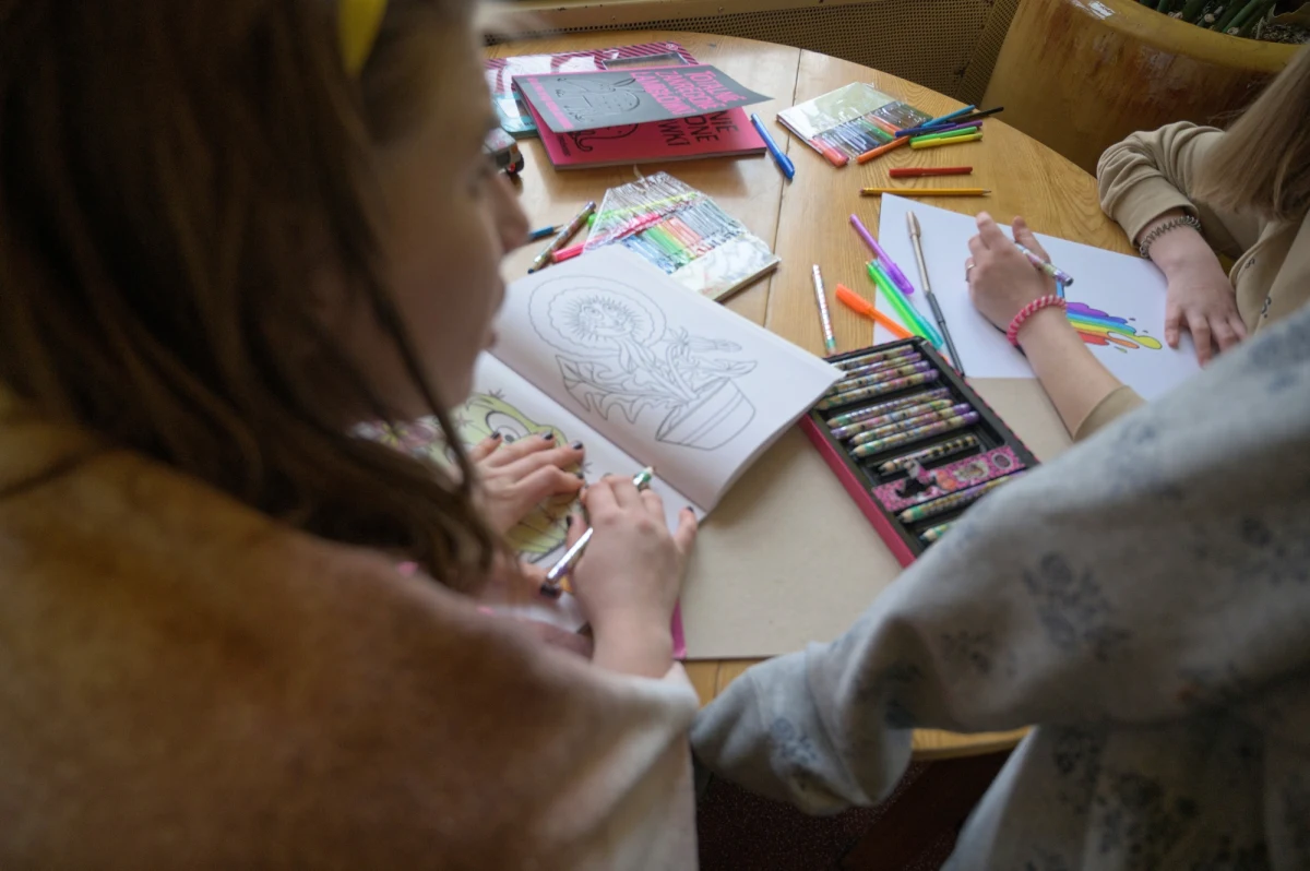 "Do Domu Dziennikarza w Kazimierzu Dolnym przyjechało w piątek 60 dzieci z domu dziecka na Ukrainie. Wraz z nimi przyjechały również dwie opiekunki" - powiedział Dariusz Popławski, dyrektor Domu Dziennikarza w Kazimierzu Dolnym. Dzieci nie miały ze sobą dokumentów. 