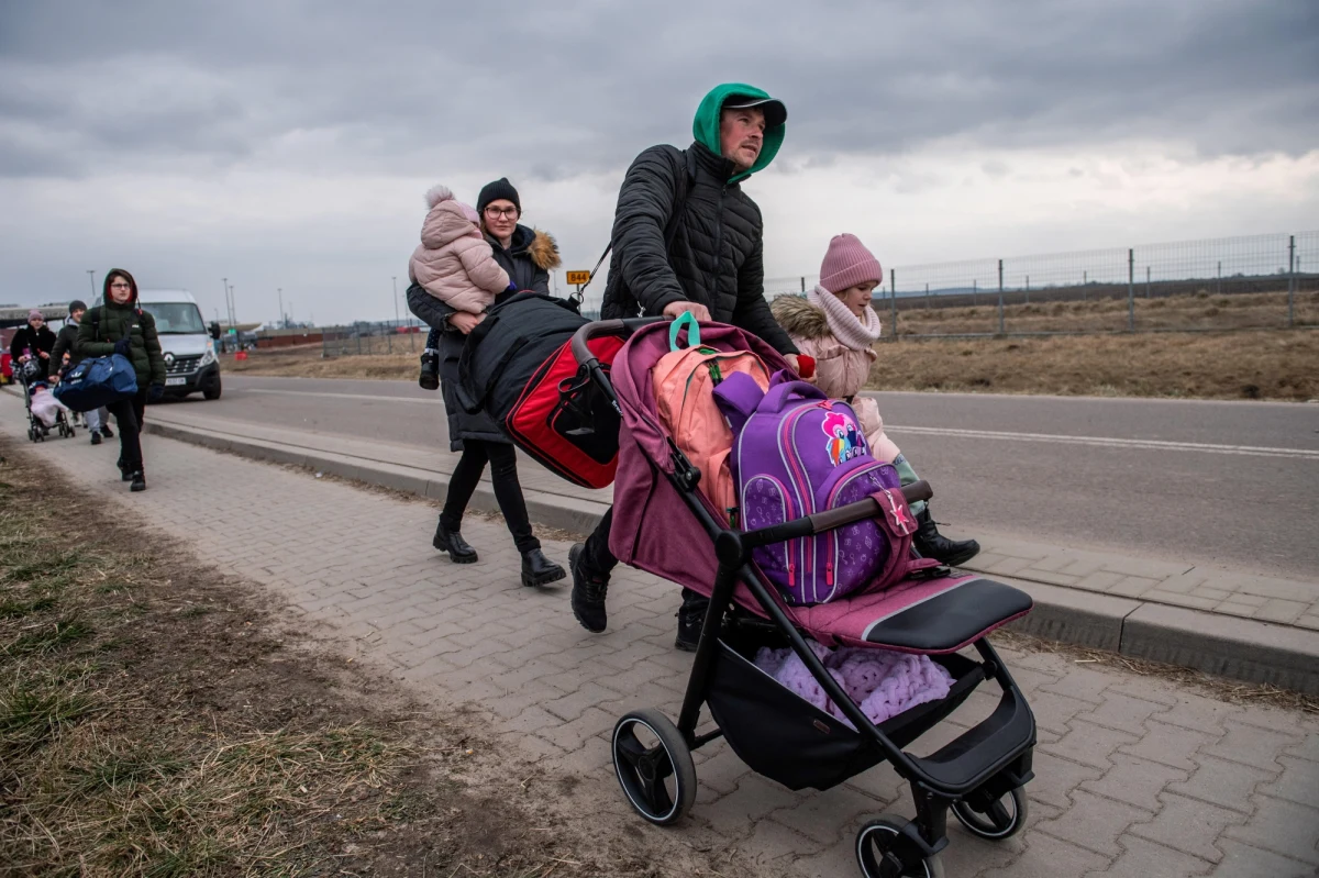 Od początku ataku Rosji na Ukrainę do Polski przybyło 827,6 tys. uchodźców - poinformowała w sobotę po południu straż graniczna.