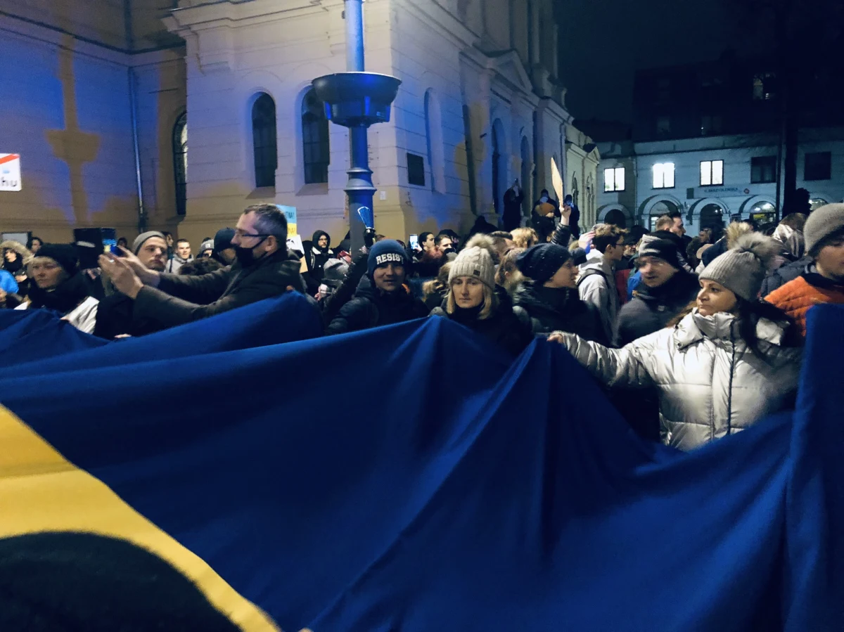 Tysiące osób szły w Marszu Przeciwko Wojnie ulicą Piotrkowską w Łodzi. Demonstrantów połączyły przekonania i 350-metrowa flaga Ukrainy. 