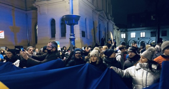 Tysiące osób szły w Marszu Przeciwko Wojnie ulicą Piotrkowską w Łodzi. Demonstrantów połączyły przekonania i 350-metrowa flaga Ukrainy. 