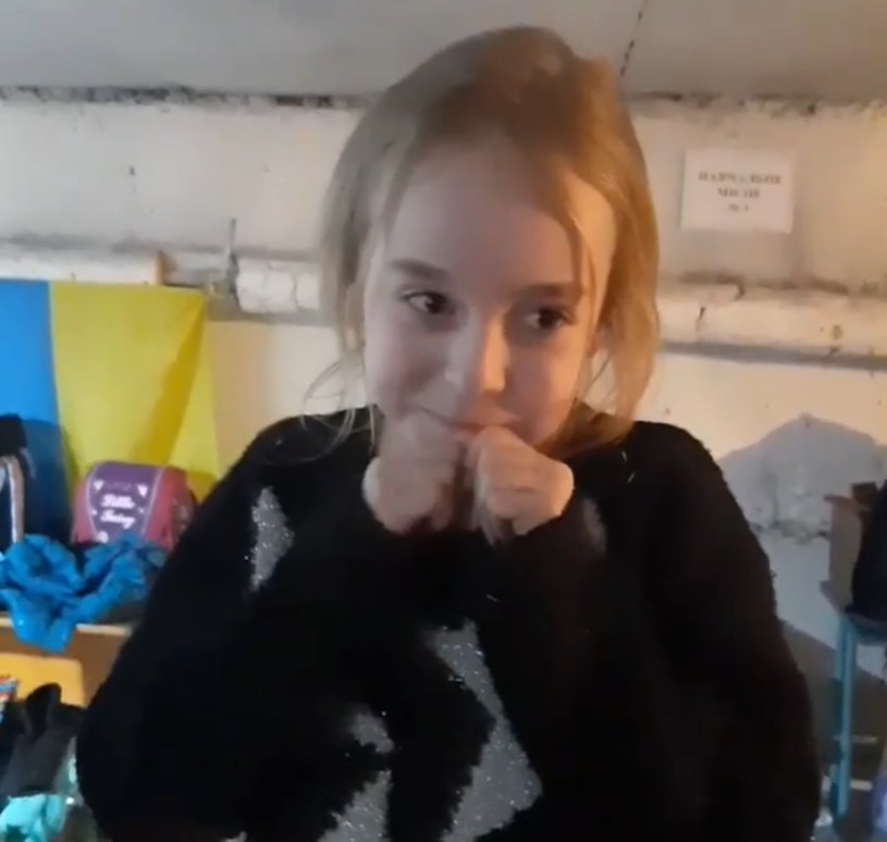 W mediach społecznościowych furorę robi wideo z kilkuletnią dziewczynką śpiewającą w schronie w języku ukraińskim przebój "Mam tę moc" z animowanego filmu "Kraina lodu". "Tylko tchórz może walczyć z cywilami" - napisała autorka nagrania.