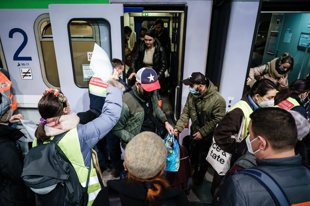 PKP uruchamia dodatkowe pociągi specjalne dla uchodźców wojennych z Ukrainy - poinformował na Twitterze w sobotę wiceminister MSWiA Paweł Szefernaker. Dodał, że pociągi odjadą w nocy z dworca w Przemyślu do Kielc, Gdyni, Bydgoszczy, Łodzi, Olsztyna, Wrocławia i Opola.