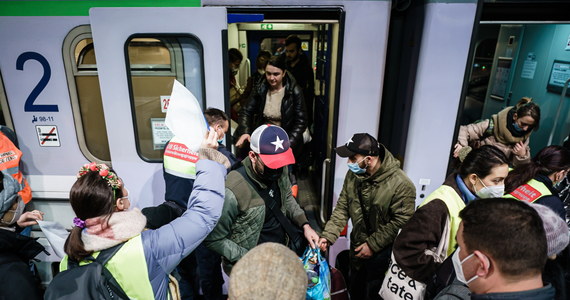 PKP uruchamia dodatkowe pociągi specjalne dla uchodźców wojennych z Ukrainy - poinformował na Twitterze w sobotę wiceminister MSWiA Paweł Szefernaker. Dodał, że pociągi odjadą w nocy z dworca w Przemyślu do Kielc, Gdyni, Bydgoszczy, Łodzi, Olsztyna, Wrocławia i Opola.