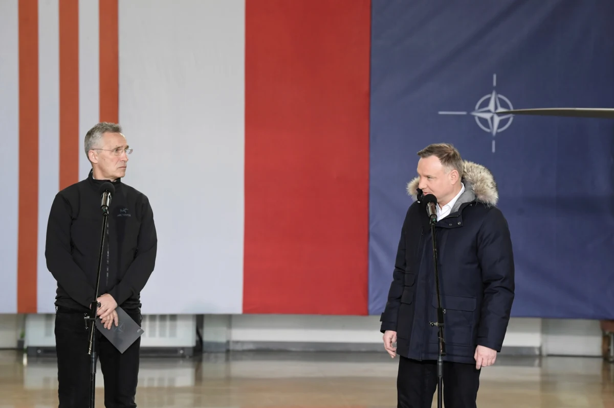 "NATO nie chce być częścią konfliktu rosyjsko-ukraińskiego, dlatego nie zamierzamy wysyłać żadnych wojsk na Ukrainę. Nie zamierzamy też wysyłać samolotów do ukraińskiej przestrzeni powietrznej" - mówili w Łasku sekretarz generalny NATO Jens Stoltenberg i prezydent Andrzej Duda.