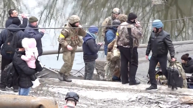 W sąsiadującym z Kijowem mieście Irpin ukraińska armia wysadziła most, aby zatrzymać rosyjskie natarcie na stolicę państwa. Trwa także ewakuacja mieszkańców. 