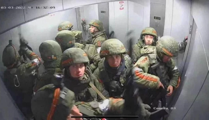 Rosjanie uwięzieni w windzie. Zdjęcie krąży po sieci