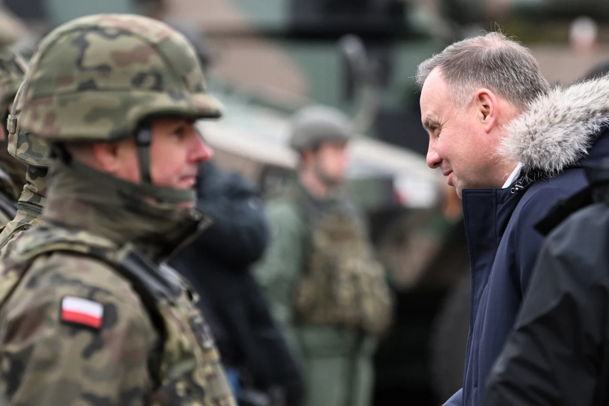 "Szukają ratunku. Nie mają żadnego planu" – tak o uchodźcach, którzy przybyli z Ukrainy do Polski mówił prezydent Andrzej Duda w wywiadzie dla miejskiej platformy Play Kraków News. Polityk zaznaczył, iż "może się okazać, że pomoc udzielana Ukraińcom będzie długofalowa". Duda zapewnił także, że gwarancją bezpieczeństwa Polski jest przynależność do Sojuszu Północnoatlantyckiego (NATO). "Artykuł 5. cały czas obowiązuje i Stany Zjednoczone o tym pamiętają" – podkreślił prezydent. 