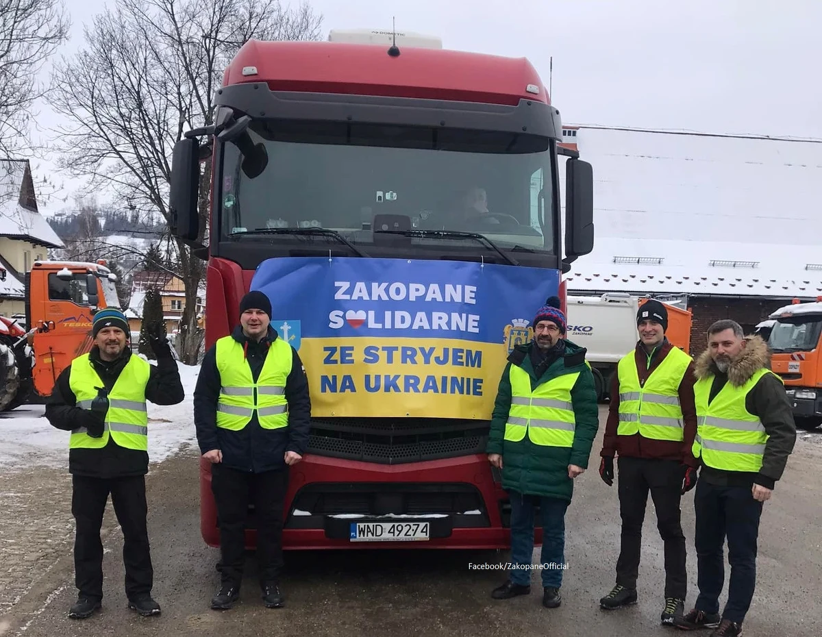 Z Zakopanego po godzinie 9:00 wyruszył tir z darami zebranymi przez mieszkańców dla partnerskiego miasta Stryj w obwodzie lwowskim na Ukrainie. "Chcemy również zorganizować akcję wspierania uchodźców, którzy do nas dotrą. Tu, na miejscu będziemy organizowali dla nich także pomoc materialną" - przekazał burmistrz Zakopanego Leszek Dorula.