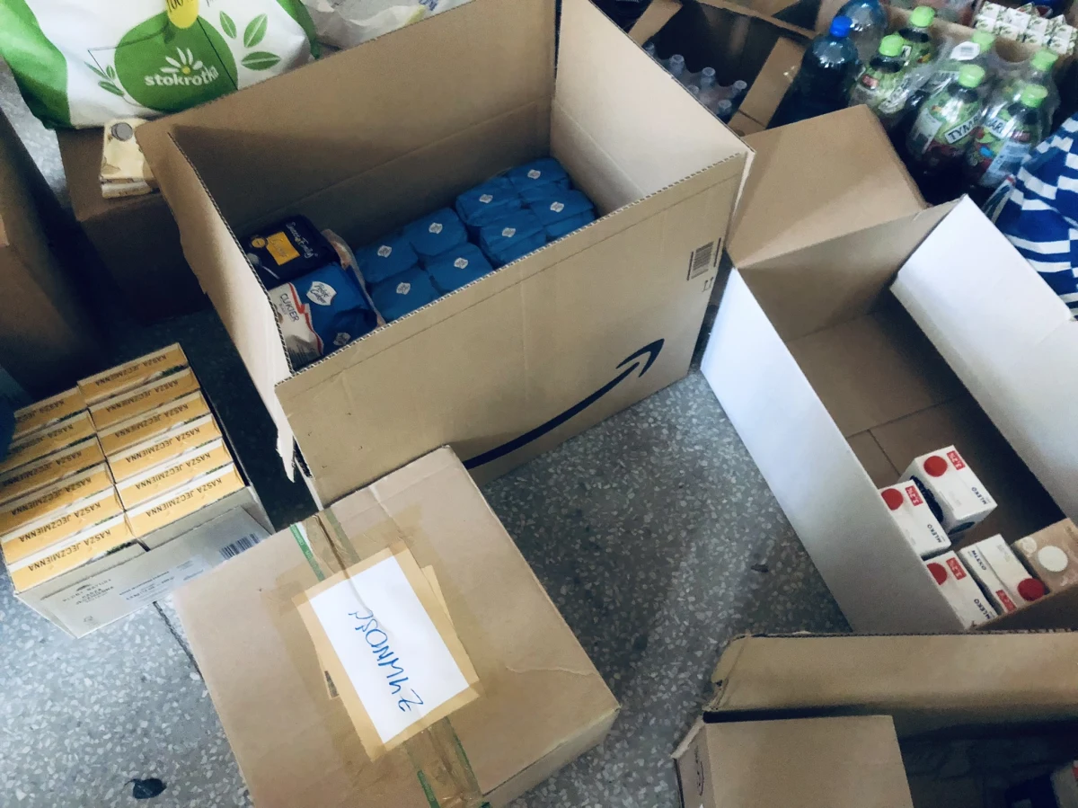 W Czasoprzestrzeni, czyli dawnej zajezdni tramwajowej Dąbie we Wrocławiu, działa całodobowy magazyn z darami dla uchodźców. Przychodzą tu nie tylko Ukraińcy, ale i osoby, które chcą wspomóc zbiórkę.