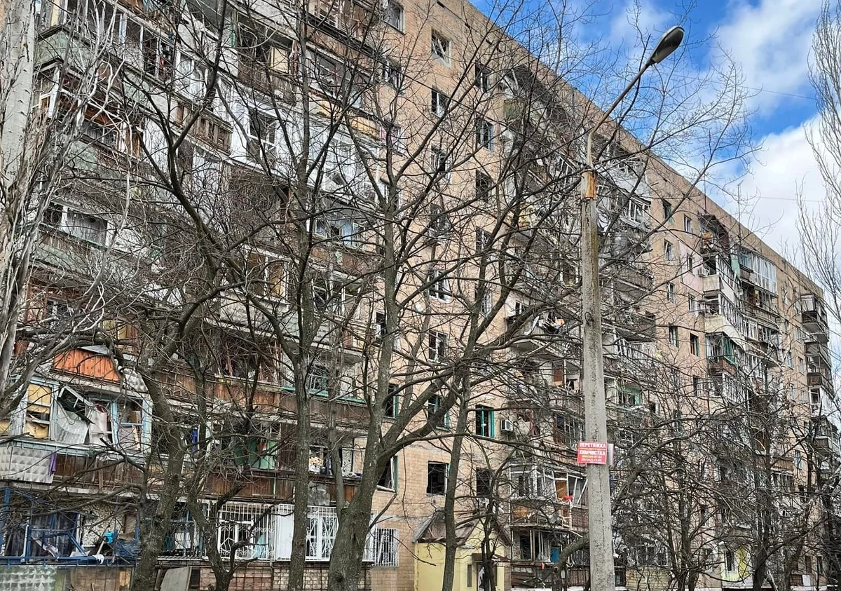 Rosyjskie siły ostrzelały bloki mieszkalne w Kramatorsku na wschodzie Ukrainy. Co najmniej dwie osoby nie żyją, jest wielu rannych - poinformował w niedzielę szef władz obwodu donieckiego Pawło Kyryłenko.