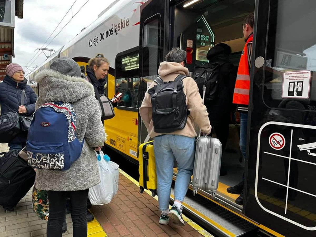 Dziś przed południem z Przemyśla wyruszył kolejny pociąg humanitarny Kolei Dolnośląskich. Jak informuje przewoźnik - skład jest pełny. Udało się zabrać około 600 osób.