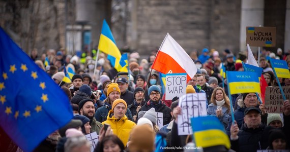 Dziś południe przed stołecznym Pałacem Kultury i Nauki zgromadziły się setki osób na demonstracji solidarnościowej z Ukrainą. "Dzisiaj najważniejsze, żebyśmy jasno mówili, że Ukraina musi być jak najszybciej członkiem UE" - mówił prezydent m.st. Warszawy Rafał Trzaskowski.