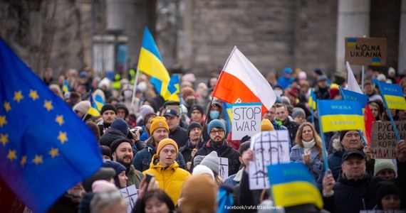 Dziś południe przed stołecznym Pałacem Kultury i Nauki zgromadziły się setki osób na demonstracji solidarnościowej z Ukrainą. "Dzisiaj najważniejsze, żebyśmy jasno mówili, że Ukraina musi być jak najszybciej członkiem UE" - mówił prezydent m.st. Warszawy Rafał Trzaskowski.