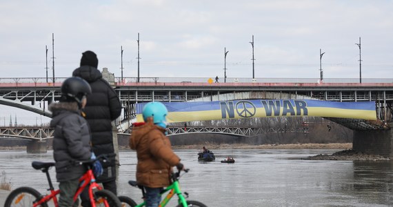 Aktywistki i aktywiści Greenpeace rozwiesili na moście Poniatowskiego w Warszawie antywojenny transparent. Baner ma szerokość 60 m.