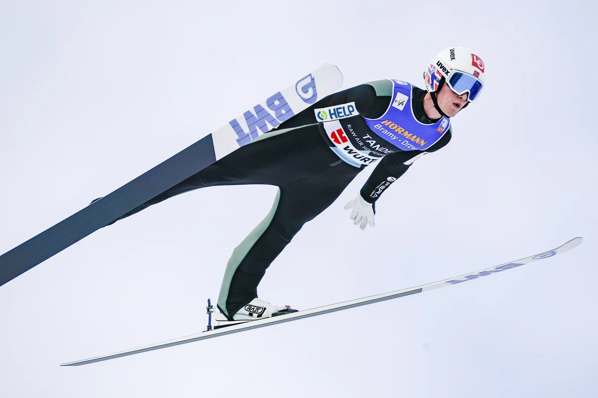 Kamil Stoch był liderem po pierwszej serii, ostatecznie zajął 15. miejsce w konkursie Raw Air w Oslo. Zwyciężył Norweg Daniel Andre Tande, a za nim uplasowali się Słoweniec Andre Lanisek i Stefan Kraft. Austriak został triumfatorem Raw Air.