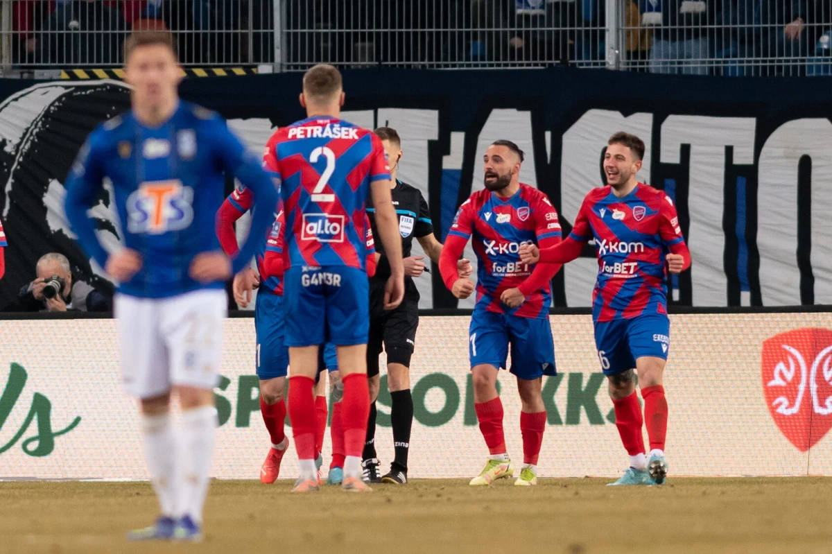Raków Częstochowa pokonał 1-0 na wyjeździe Lecha Poznań w niedzielnym meczu na szczycie piłkarskiej Ekstraklasy.