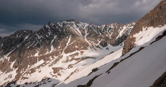 ​Ratownicy TOPR przeszukujący w niedzielę górne partie Doliny Miętusiej w Tatrach Zachodnich odnaleźli pod progiem Litworowym ciało poszukiwanego turysty. Najprawdopodobniej poślizgnął się i spadł 400-metrowym odcinkiem doznając śmiertelnych obrażeń - poinformował ratownik dyżurny.