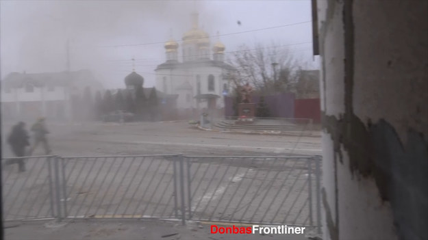 Naoczni świadkowie twierdzą, że trzy osoby, w tym dziecko, zginęły w niedzielnym ostrzale podkijowskiego Irpienia.


Dramatyczne wideo uchwyciło moment wystrzelenia rosyjskich pocisków moździerzowych w pobliżu mostu, z którego korzystali ludzie uciekający przed wojną.